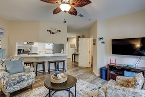 テレビ、DVD プレーヤー、書庫