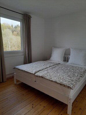 3 bedrooms, travel crib, WiFi, bed sheets