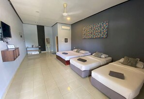 Habitación familiar | Escritorio, espacio para trabajar con laptop y ropa de cama 