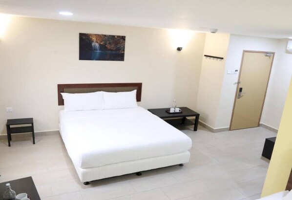 Deluxe Double Room | 1 bedroom, desk, laptop workspace, bed sheets