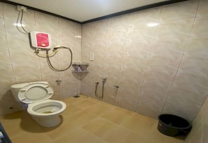 Shower, rainfall showerhead, free toiletries, bidet - Hotel O Bayu Cenang Inn Langkawi (Langkawi)