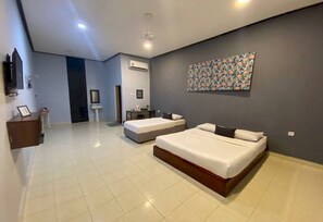 Suite superior | Escritorio, espacio para trabajar con laptop y ropa de cama 