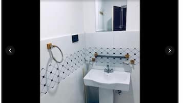 Deluxe Double Room | Bathroom