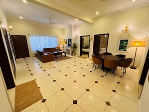 Coin salon dans le hall