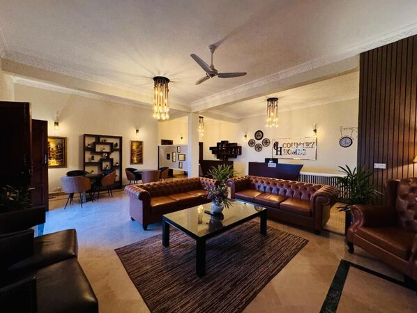 Coin salon dans le hall