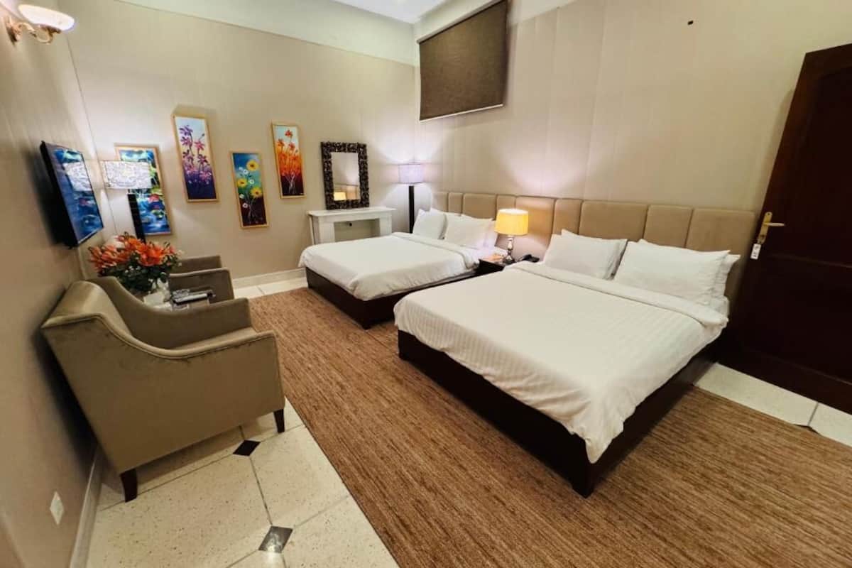 Deluxe Quadruple Room | Seterika/papan seterika, Wi-fi percuma