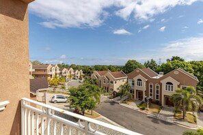 Property grounds - Luxury Sea-view Townhouse, Pool , Ocho Rios (Ocho Rios)