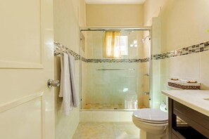 Appartement | Badkamer | Een douche, handdoeken, toiletpapier