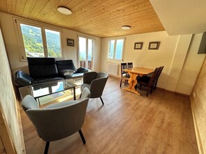 TV - Chalet Luegistal - a stunning Alpine mountain holiday 2-bedroom apartment    (Wengen)
