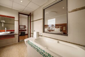 Deluxe Triple Room, City View | Bilik Mandi | Pancuran mandi, hulu semburan mandi hujan, pengering rambut, selipar 