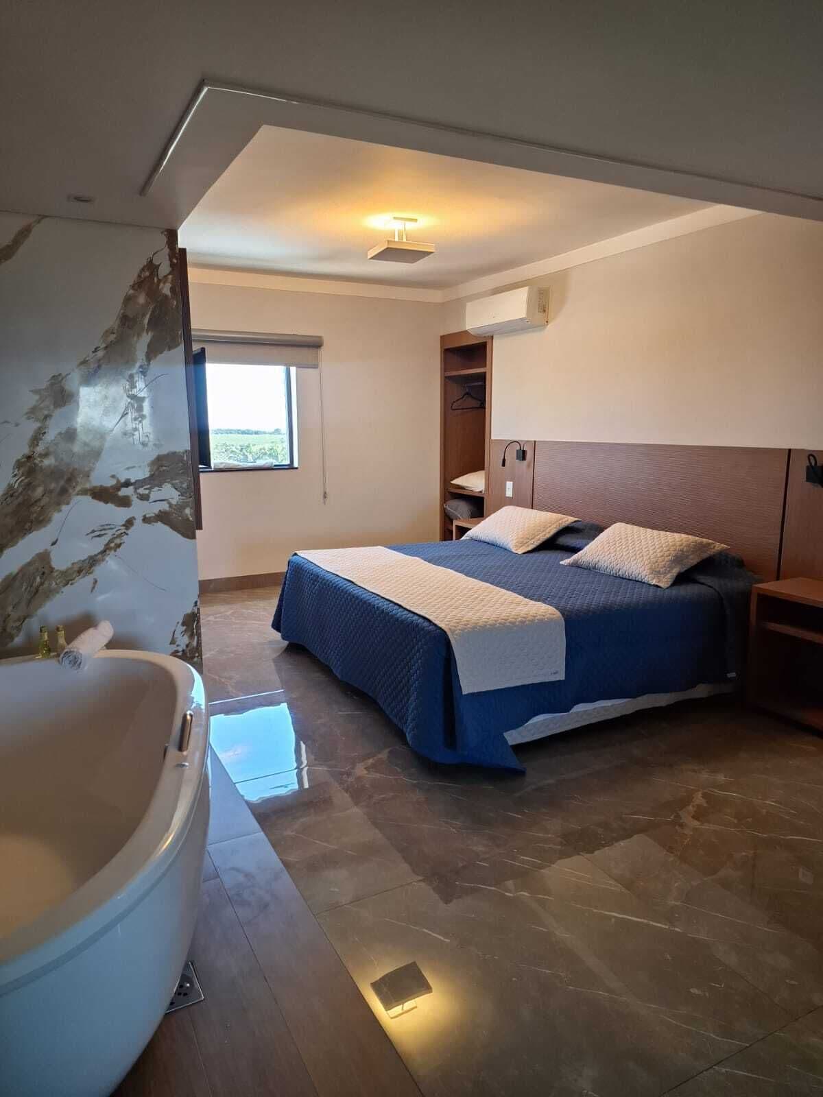 Suite – deluxe, byutsikt | Skrivebord, skrivebord for bærbar PC og wi-fi (inkludert)