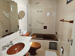 Suite – deluxe, byutsikt | Bad | Dusj, hårføner, håndklær og såpe