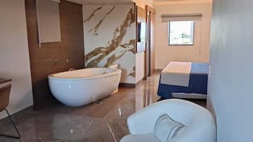 Suite Deluxe, vista città | Area soggiorno | TV