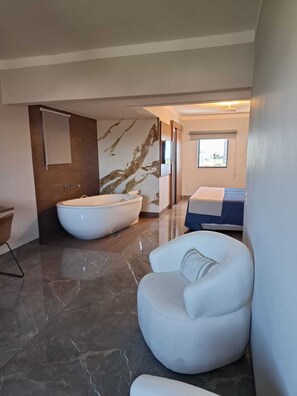 Phòng Suite Deluxe, quang cảnh thành phố | Khu phòng khách | TV 