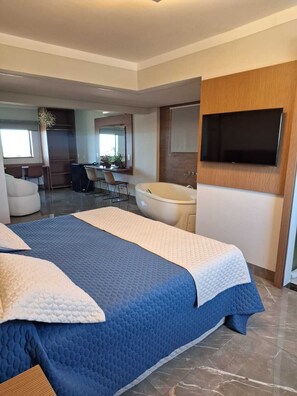Deluxe Suite, City View | Desk, laptop workspace, free WiFi - Optimum Plaza Hotel (Monte Alto)