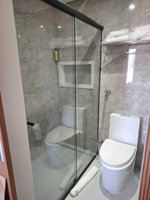 Panorama kamer, 4 slaapkamers | Badkamer | Een douche, een haardroger, handdoeken, zeep