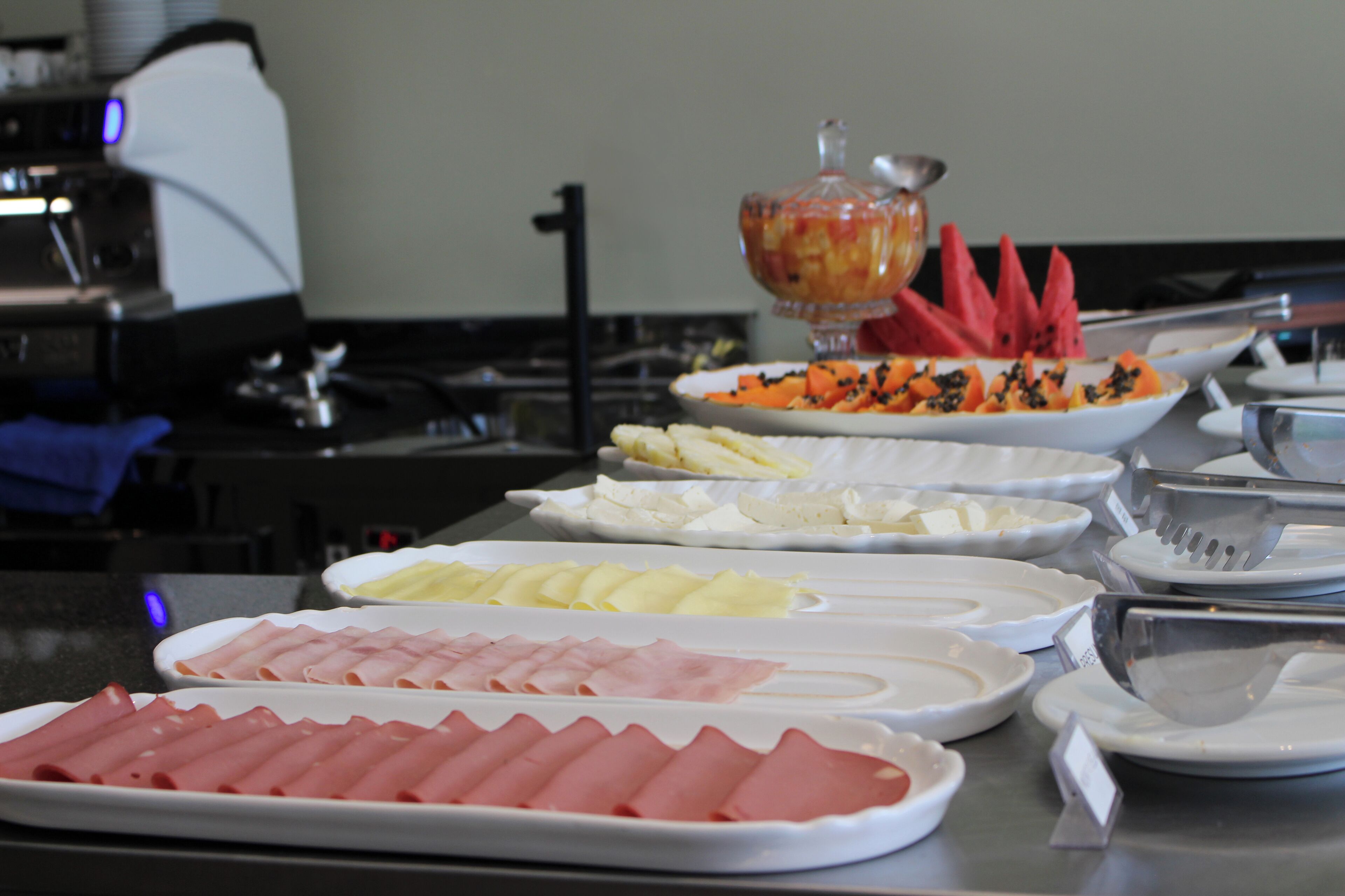 Ein reichhaltiges Buffet mit verschiedenen Speisen, darunter Aufschnitt, Obst und Gemüse.