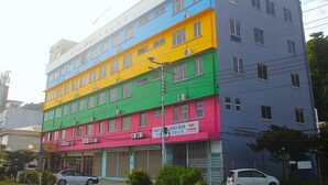 A multi-story building with a sign for 'Hotel Rama I' and 'Siamart Hotel'. - Hotel O Hotel Ramai (Sandakan)