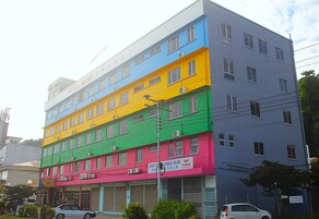 Un edificio de varios pisos con un cartel que dice 'Hotel Rama I' y 'Siamart Hotel'.