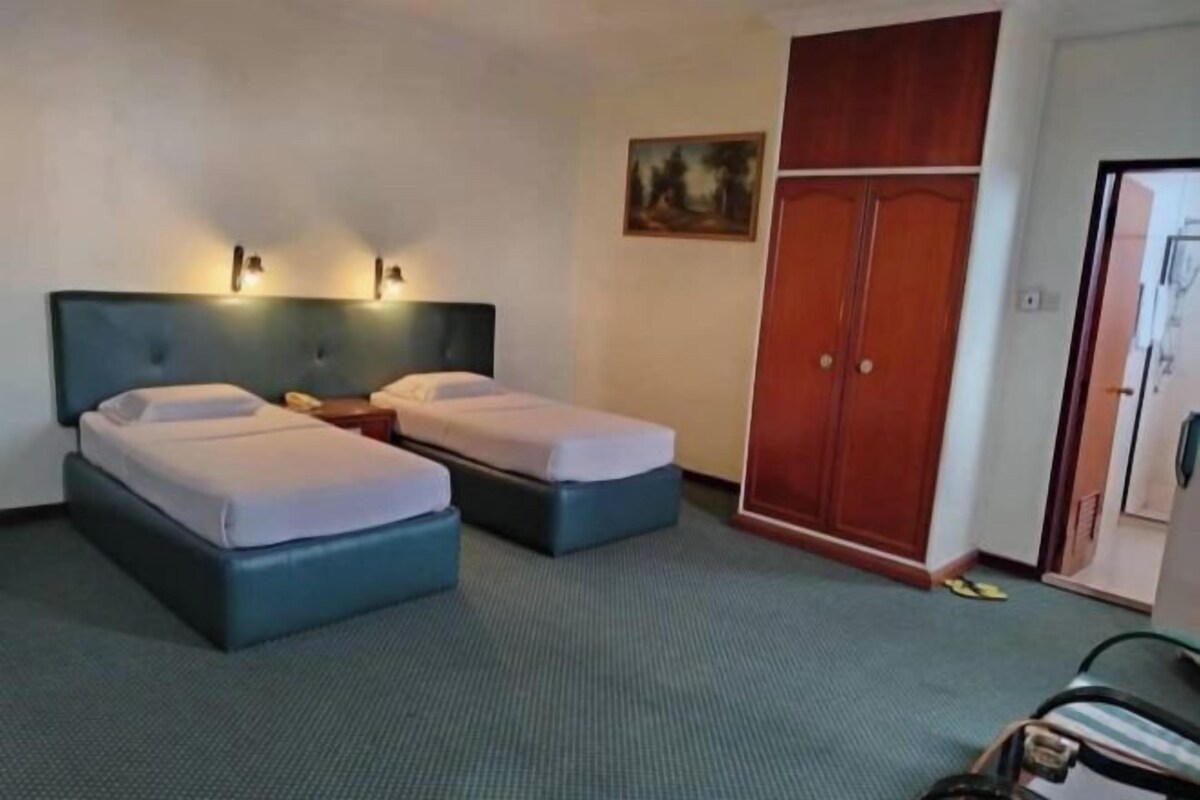 Desk, laptop workspace, WiFi (free), bed sheets