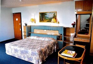 Dobbeltrom – deluxe, 1 kingsize-seng | Skrivebord, skrivebord for bærbar PC, wi-fi (inkludert) og sengetøy