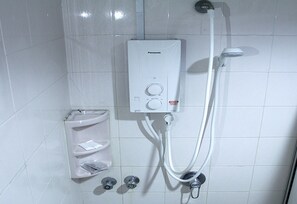 Shower, rainfall showerhead, towels - Hotel O Hotel Ramai (Sandakan)