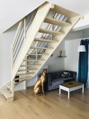 Smart-TV, Tischfußball, Bücher