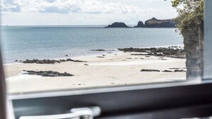 A view of a beach with rocky outcrops and a clear sky. - Harbour Stays - The Marine Centre (Saundersfoot)