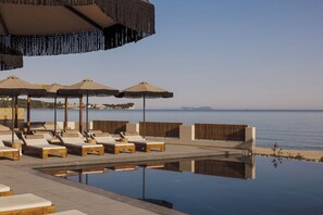 4 útilaugar, opið kl. 10:00 til kl. 18:00, sólhlífar, sólstólar