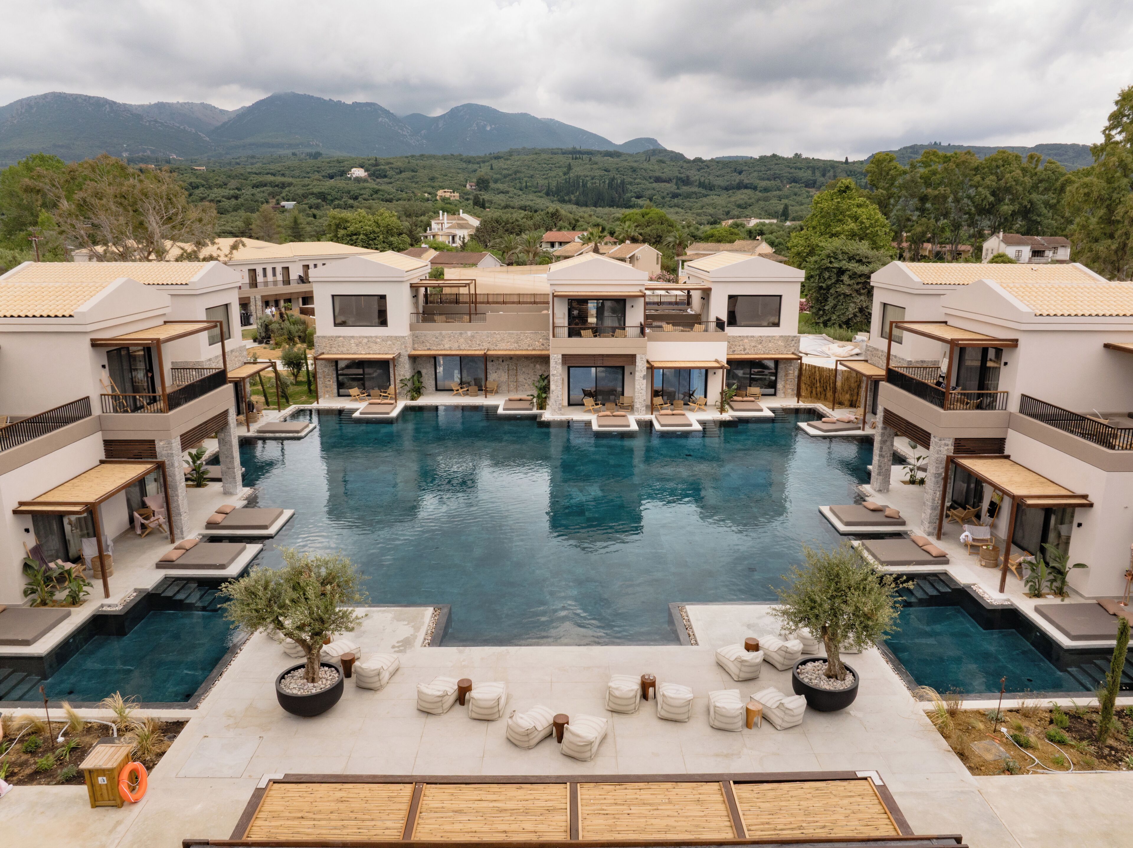 4 outdoor pools, open 10:00 AM to 6:00 PM, pool umbrellas, pool loungers