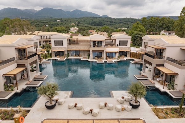 4 outdoor pools, open 10:00 AM to 6:00 PM, pool umbrellas, sun loungers
