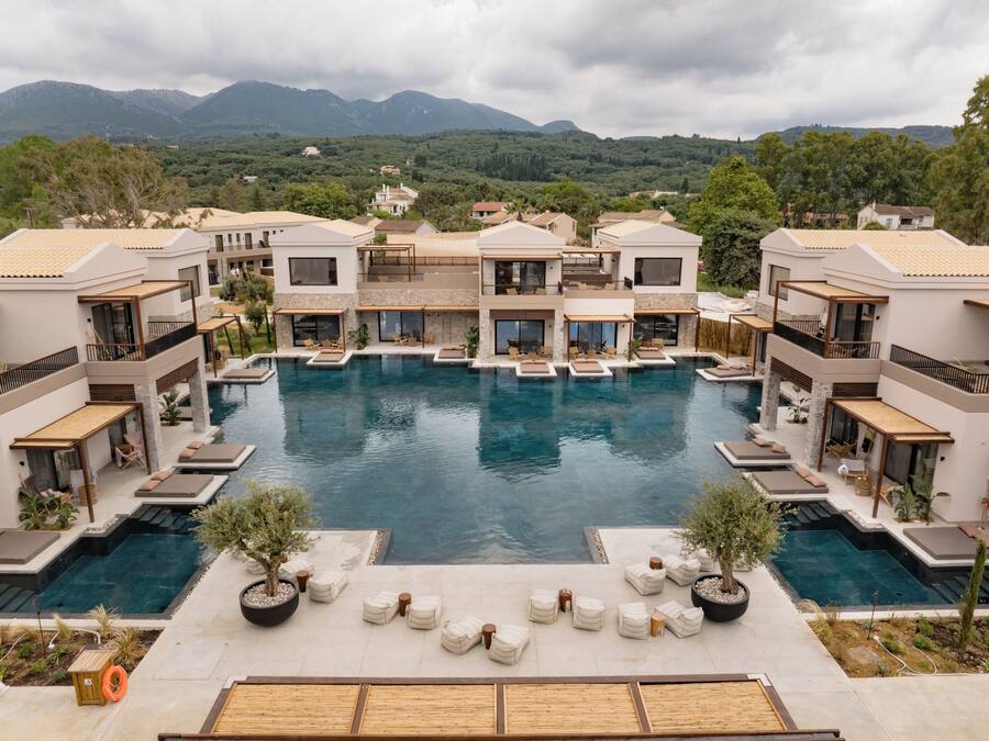 4 outdoor pools, open 10:00 AM to 6:00 PM, pool umbrellas, pool loungers