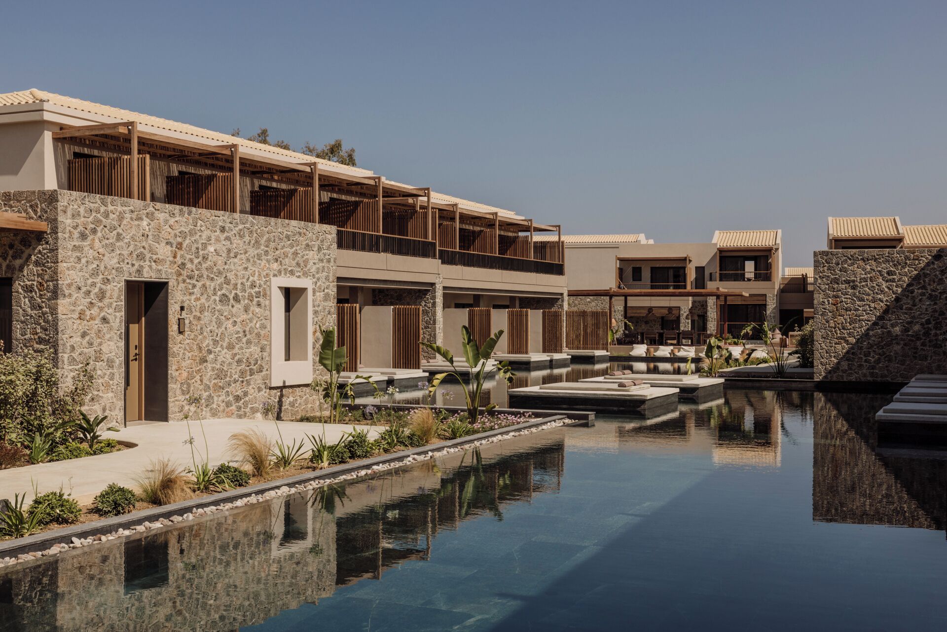 4 outdoor pools, open 10:00 AM to 6:00 PM, pool umbrellas, sun loungers