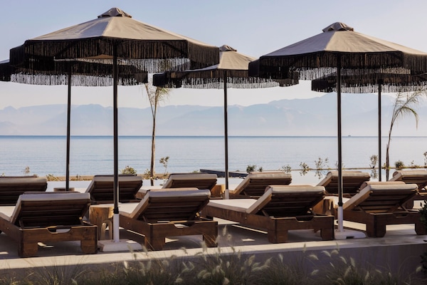 2 outdoor pools