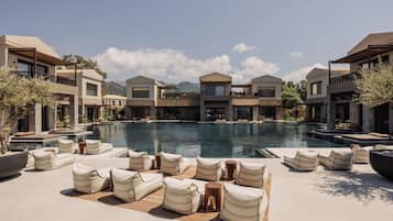 4 outdoor pools, open 10:00 AM to 6:00 PM, pool umbrellas, pool loungers
