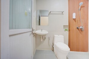 Double Room | Bathroom | Shower, towels, soap - Hotel O MIOXIO Syariah Kost (Ponorogo)