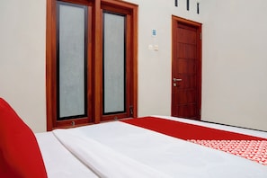Free WiFi, bed sheets - Hotel O MIOXIO Syariah Kost (Ponorogo)