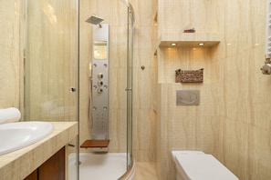 Separate bathtub and shower, towels, soap, shampoo - Apartement for 6 With AC by Renters (Kraków)