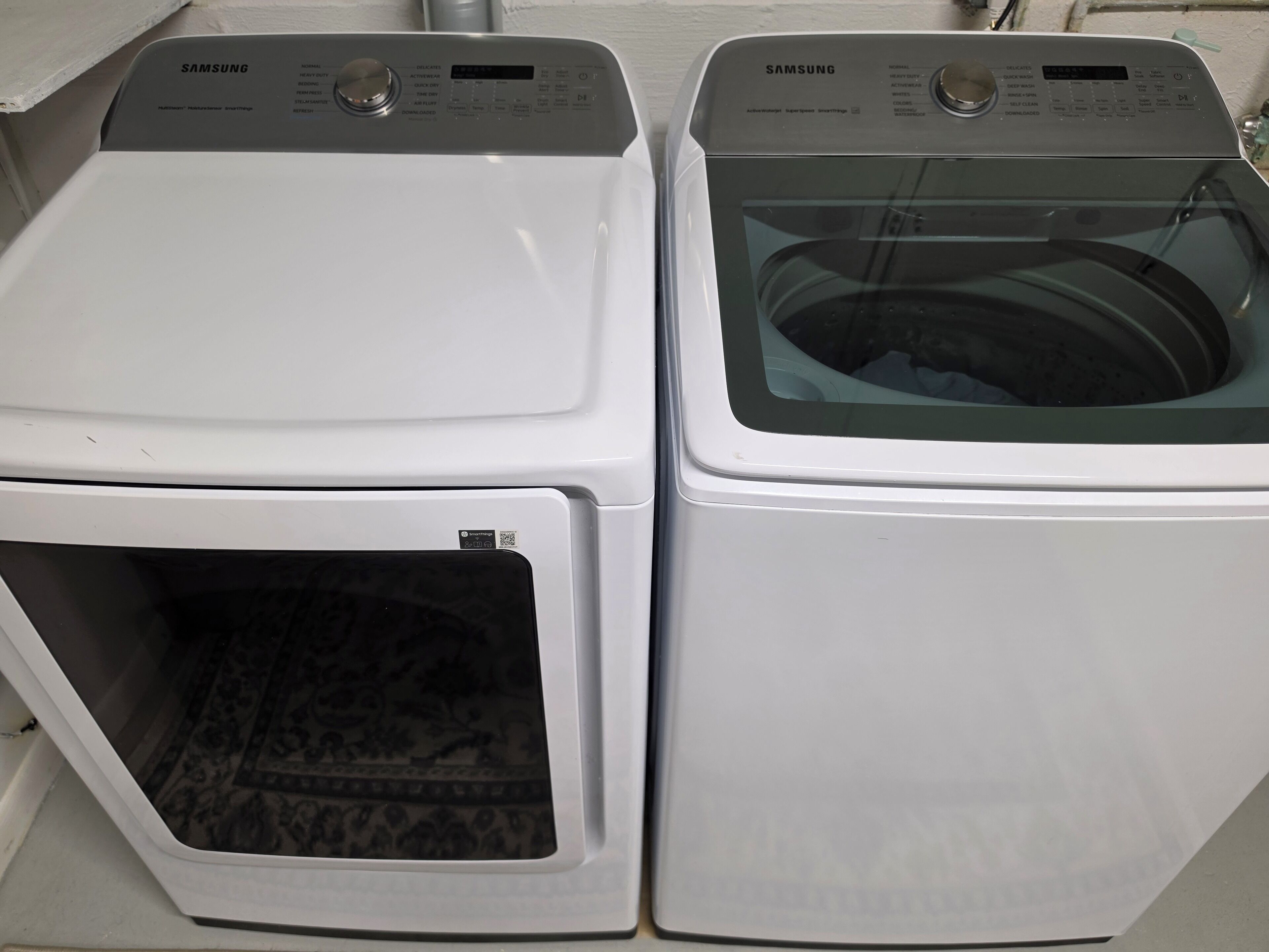 Twee witte Samsung wasmachines naast elkaar.