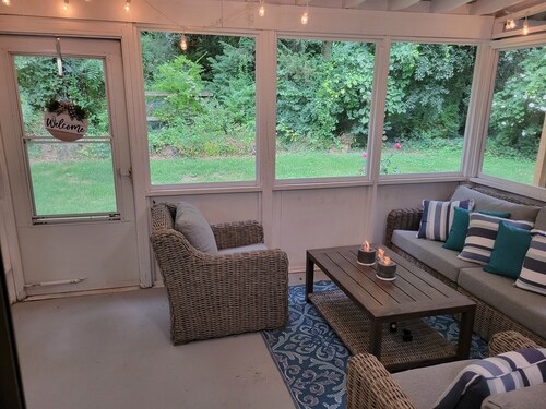 Modern. 5 min to Penn State Breakfast included, King bed, Game Room! Toftrees