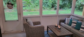 Modern. 5 min to Penn State Breakfast included, King bed, Game Room! Toftrees