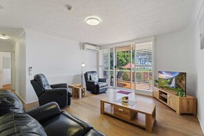 TV - Unit 3 Charlton on the Esplanade (Torquay)