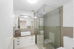 Shower, hair dryer, towels - Unit 3 Charlton on the Esplanade (Torquay)