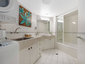 Dusch, hårtork och handdukar