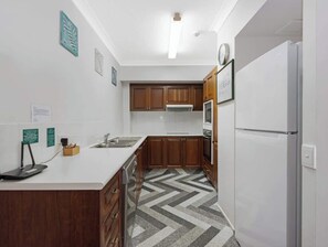 Kylskåp, mikrovågsugn, ugn och spishäll