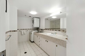 Dusche, Haartrockner, Handtücher