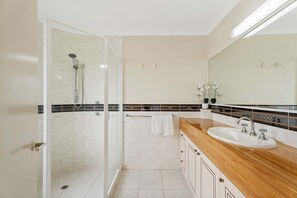 Douche, serviettes fournies