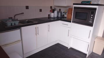 Chalet | Private kitchen | Fridge, microwave, oven, stovetop