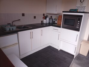 Chalet | Private kitchen | Fridge, microwave, oven, stovetop - Chalet in Romney Sands With Disabled Access (New Romney)