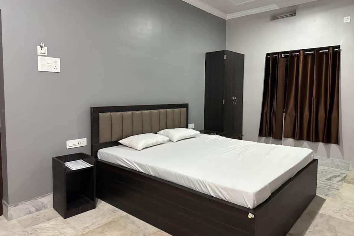 Deluxe Double Room, City View | Soundproofing, free WiFi, bed sheets